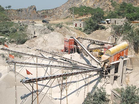 一小時5-10噸的半自動砸石機(jī)多少錢？有沒有現(xiàn)場圖片或者視頻參考？