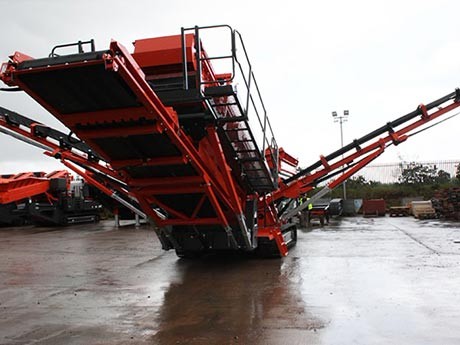 看移動(dòng)粉碎機(jī)如何將磚渣變廢為寶（現(xiàn)場(chǎng)視頻）