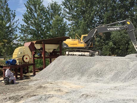 粉碎石頭的機(jī)器有幾種？哪個廠家價格便宜