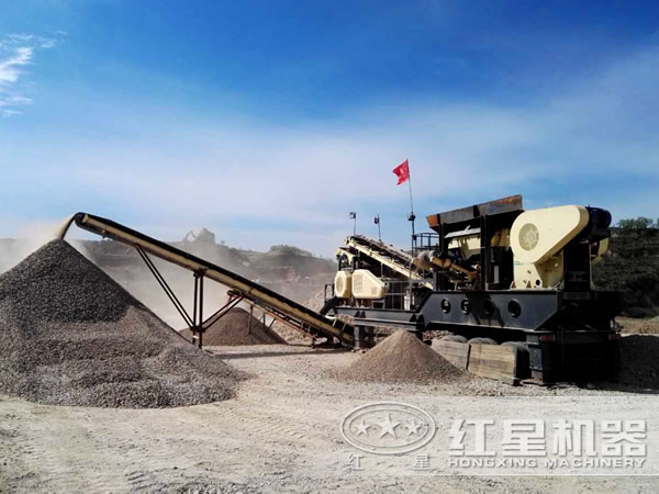 移動(dòng)破碎站生產(chǎn)現(xiàn)場(chǎng)