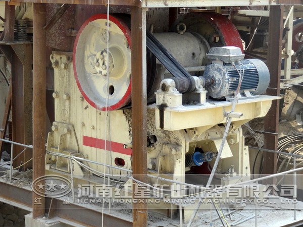 顎式破碎機現(xiàn)場