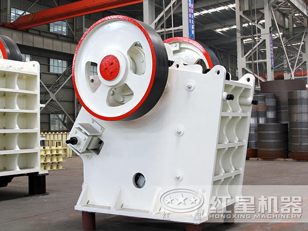 紅星復(fù)擺顎式破碎機(jī)側(cè)面