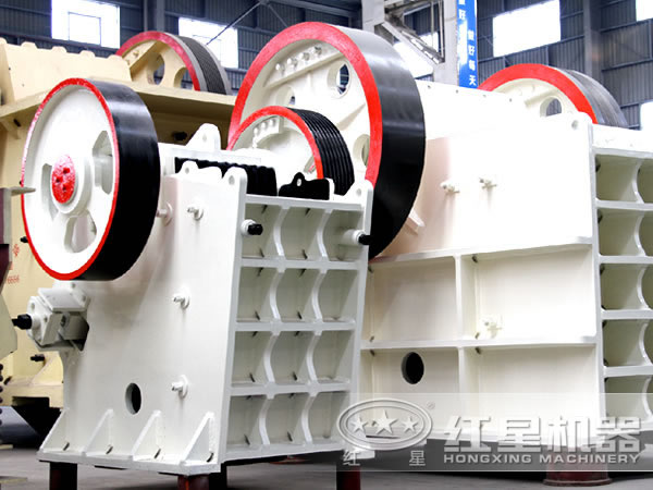 傳動顎式破碎機(jī)圖片