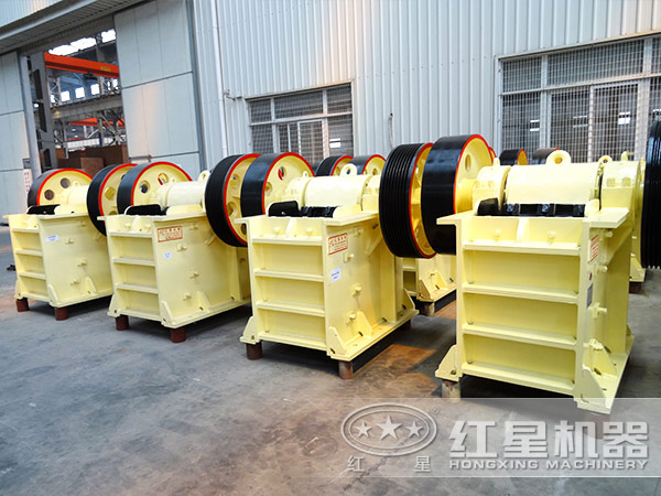 顎式破碎機現(xiàn)場