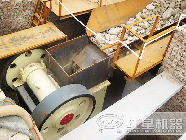 顎式破碎機生產(chǎn)現(xiàn)場