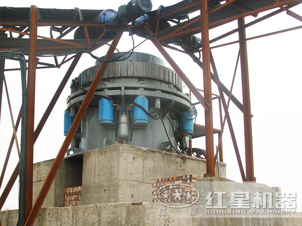 圓錐破碎機作業(yè)現(xiàn)場