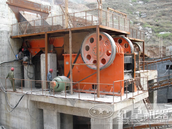 顎式破碎機(jī)現(xiàn)場(chǎng)圖