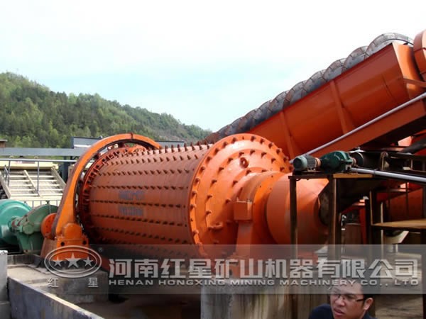 鉻鐵礦球磨機(jī)現(xiàn)場圖