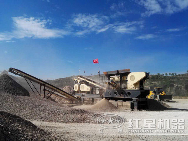 移動(dòng)制砂機(jī)作業(yè)現(xiàn)場