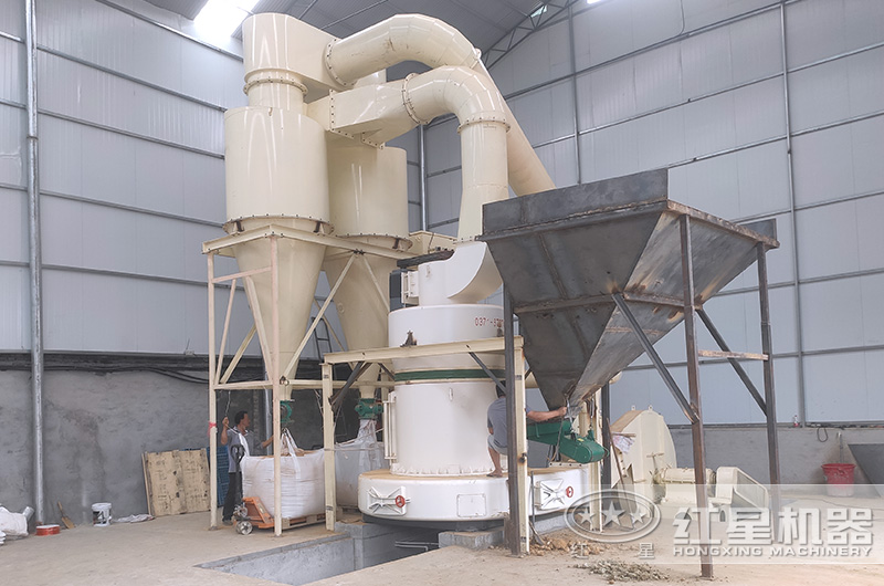 石英雷蒙磨粉機工作現(xiàn)場圖片