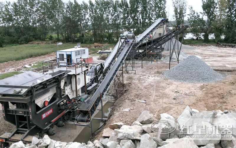 移動(dòng)碎石加工設(shè)備粉碎玄武巖現(xiàn)場