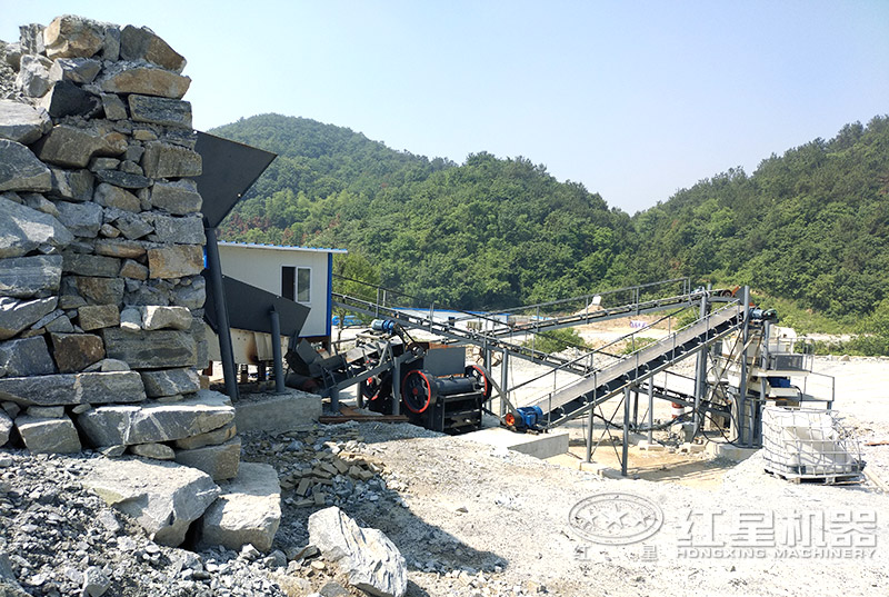 2臺顎式破碎機+制砂機把混凝土制成機制砂現(xiàn)場