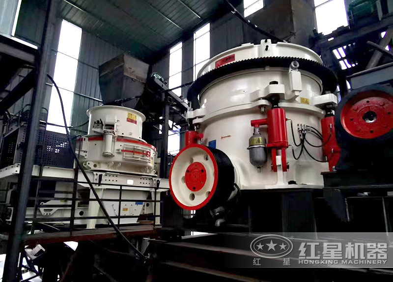 制砂現(xiàn)場(chǎng)中的圓錐破碎機(jī)