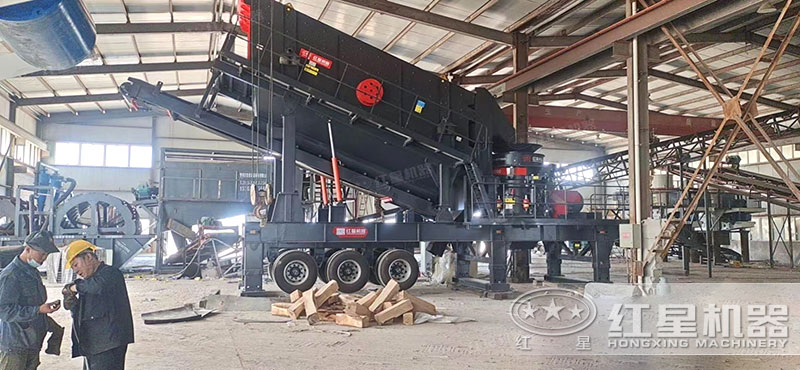 車(chē)載破碎機(jī)客戶現(xiàn)場(chǎng)方光彩