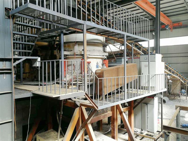 施工現(xiàn)場(chǎng)中的1750圓錐破碎機(jī)