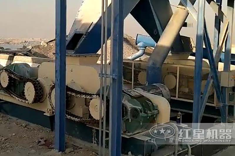 2臺(tái)對(duì)輥制砂機(jī)聯(lián)用處理煤矸石現(xiàn)場(chǎng)