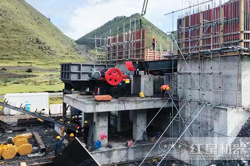 鄂式破碎機(jī)工作現(xiàn)場圖片