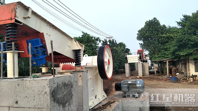 小型石子加工設(shè)備客戶需求增加，現(xiàn)場安裝中