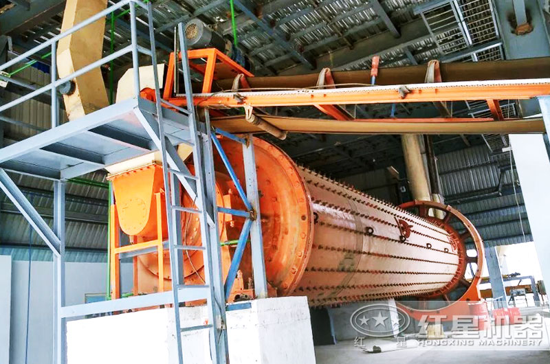 球磨機(jī)室內(nèi)粉磨作業(yè)現(xiàn)場