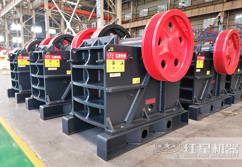 顎式破碎機(jī)，生產(chǎn)線中粗碎環(huán)節(jié)，進(jìn)料口大，時(shí)產(chǎn)量1~1000噸