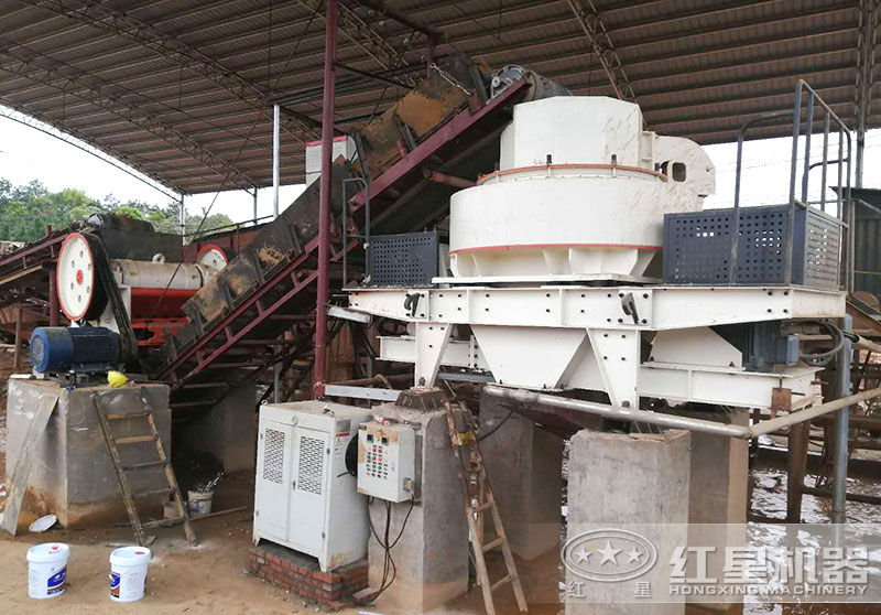 花崗巖制砂用什么設(shè)備好？全套打花崗巖的石子機(jī)器設(shè)備多少錢？