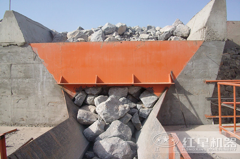 打花崗巖的機(jī)器一小時產(chǎn)量1000噸多少錢？含現(xiàn)場視頻