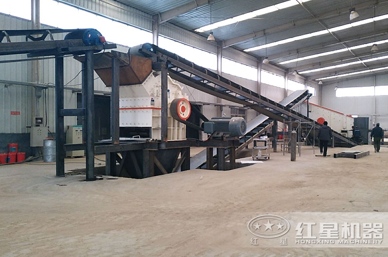 小型細(xì)碎制砂機(jī)現(xiàn)場