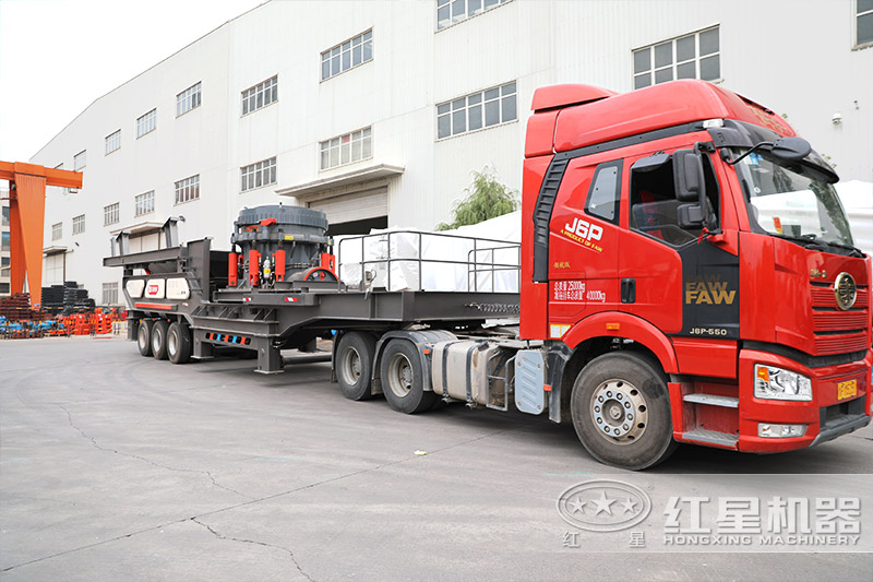 移動制砂機發(fā)貨進行中，車頭牽引即可抵達生產(chǎn)現(xiàn)場，簡單安裝就能生產(chǎn)