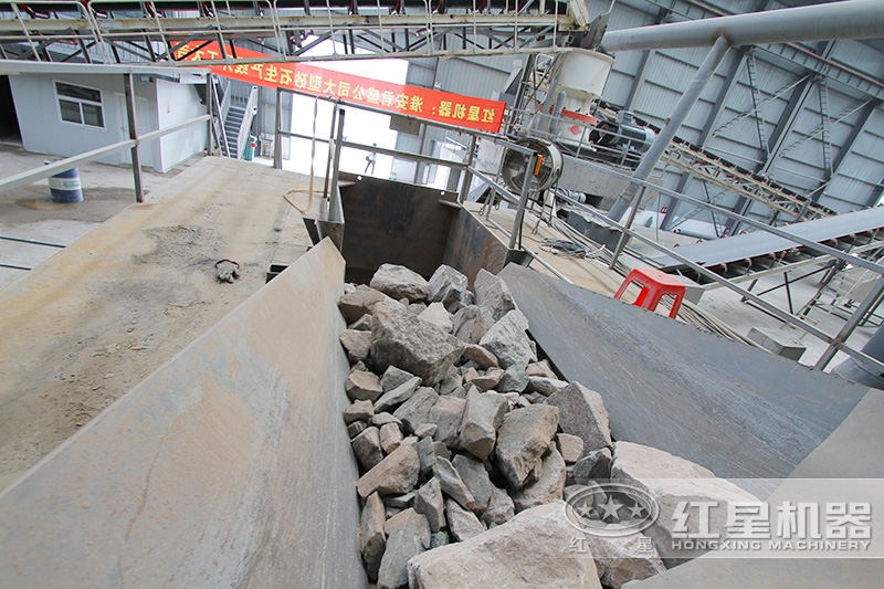 鄂破進料口大，可通過大塊玄武巖