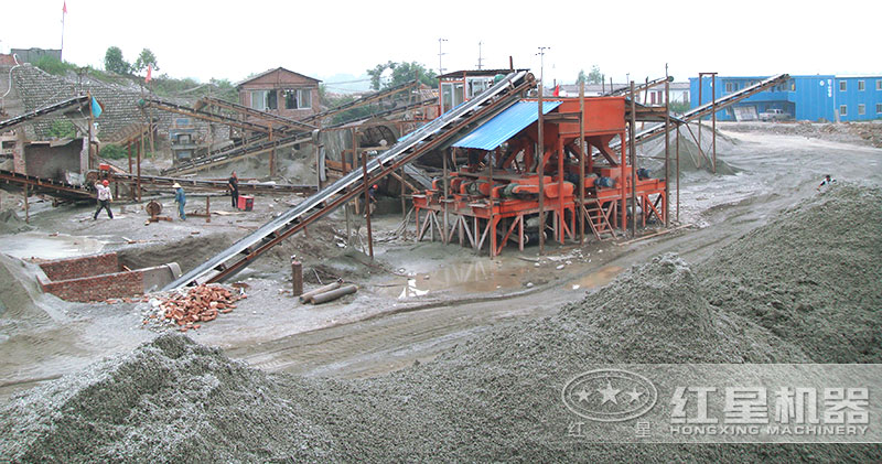 這套小型制砂機(jī)配置多臺(tái)對(duì)輥破，費(fèi)用50萬左右