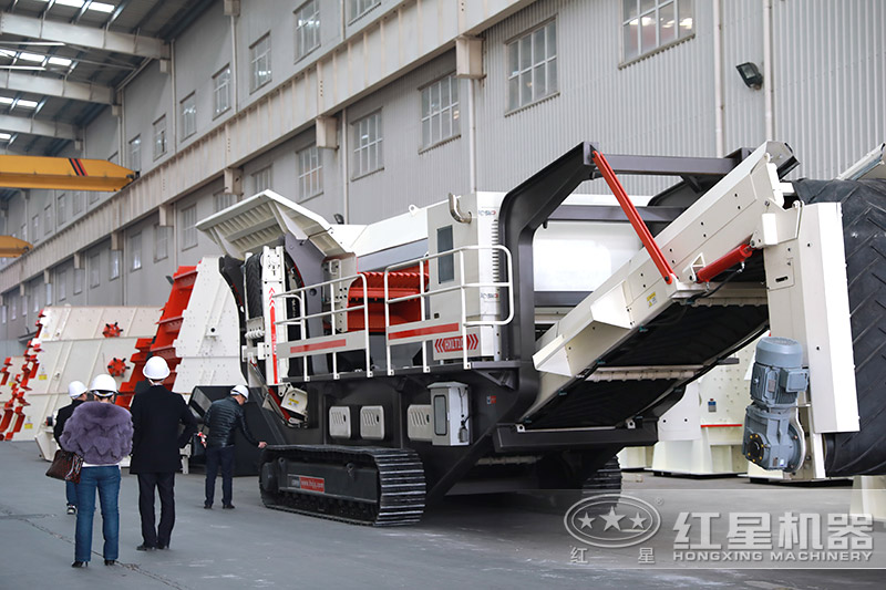 紅星機(jī)器小型移動磕石機(jī)，客戶來廠考察