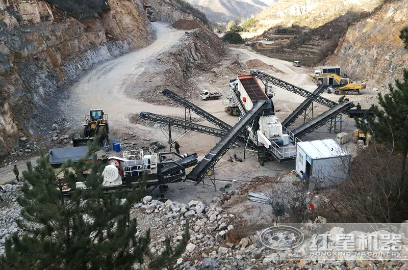 移動破碎機多機聯(lián)合作業(yè)現(xiàn)場，更適合復雜地形