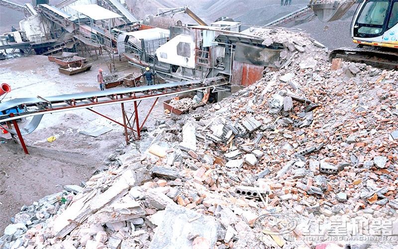 輪胎式粉碎機(jī)處理渣土很給力，現(xiàn)場(chǎng)圖了解一下