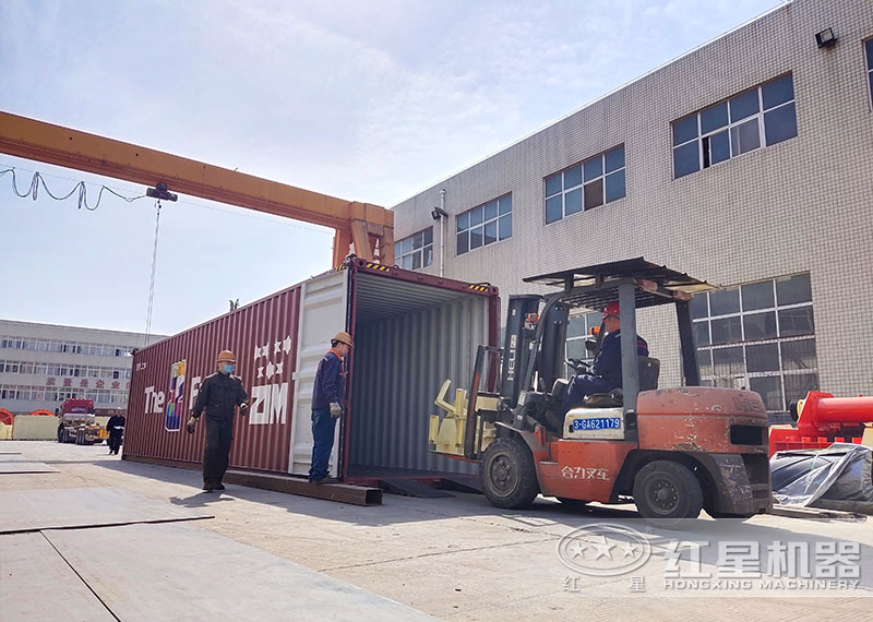 打石子設(shè)備裝車(chē)發(fā)貨，送到客戶手中