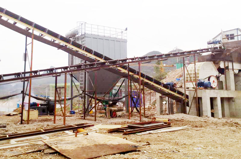 南陽(yáng)1615重錘式破碎機(jī)現(xiàn)場(chǎng)