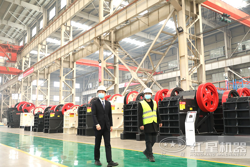 紅星機(jī)器提供全套石子粉碎機(jī)，客戶來考察