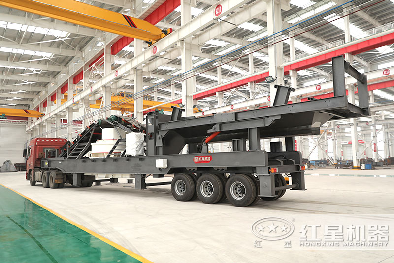 流動制砂機(jī)在車頭牽引下駛往現(xiàn)場