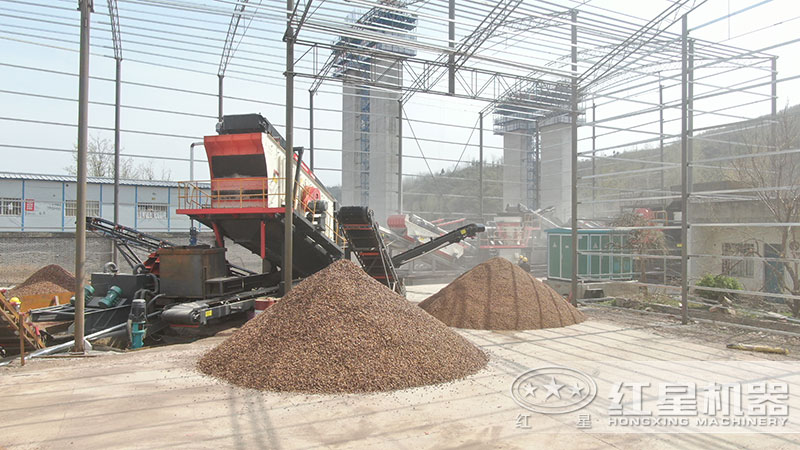 移動柴油小型制砂機作業(yè)現(xiàn)場，搭配不同，價格不一樣