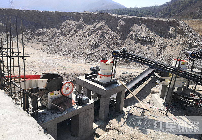 石料制沙生產(chǎn)線現(xiàn)場(chǎng)，一噸石頭可出0.8方砂子