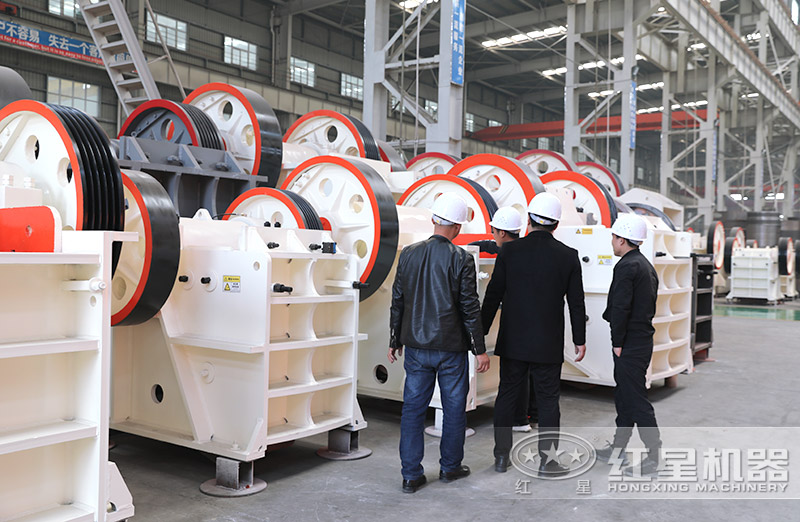 粗破鄂式破碎機(jī)型號(hào)多，價(jià)格不等，用戶來廠考察