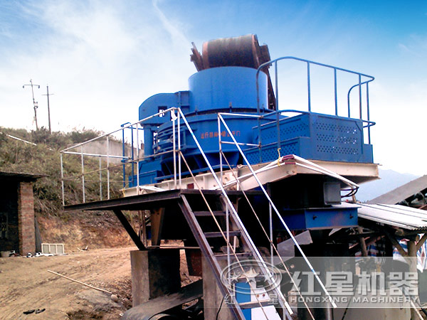 型砂制砂生產(chǎn)線中制砂機(jī)特寫圖