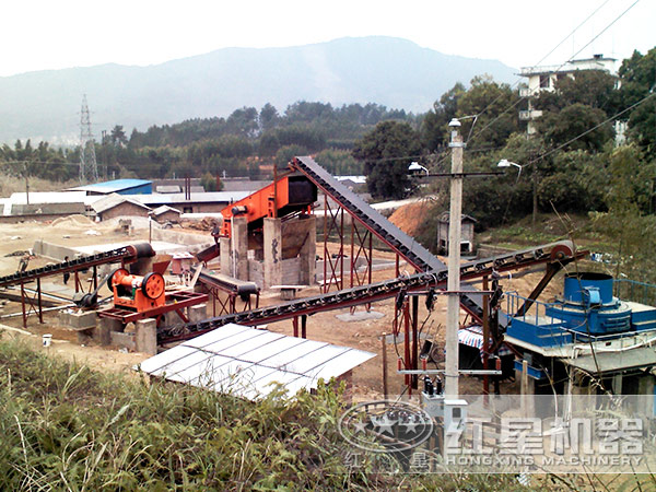 人工機制砂作業(yè)現(xiàn)場遠景實拍