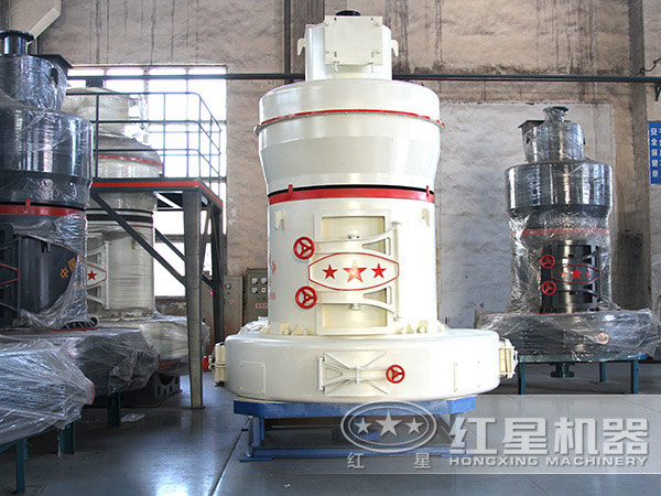 膨潤(rùn)土雷蒙磨粉機(jī)實(shí)拍圖