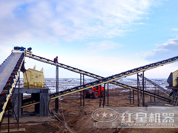 石灰石破碎作業(yè)現(xiàn)場