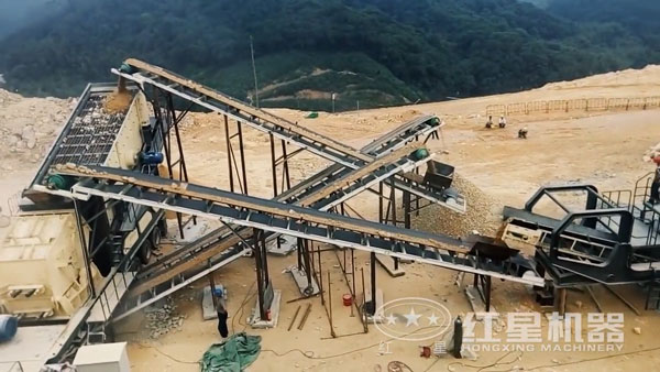 移動(dòng)破碎站工作中