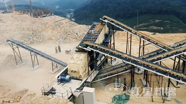 移動(dòng)破碎站物料現(xiàn)場(chǎng)