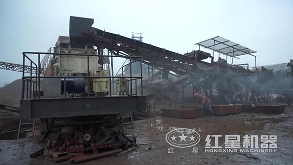 廠區(qū)移動(dòng)反擊式破碎機(jī)實(shí)拍