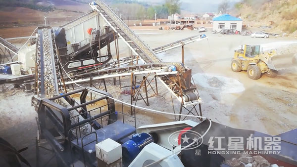 移動(dòng)碎石機(jī)生產(chǎn)現(xiàn)場(chǎng)