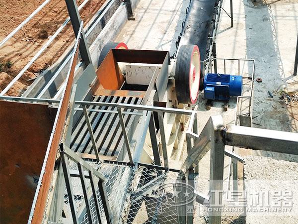 顎式破碎機(jī)工作現(xiàn)場高清實(shí)拍