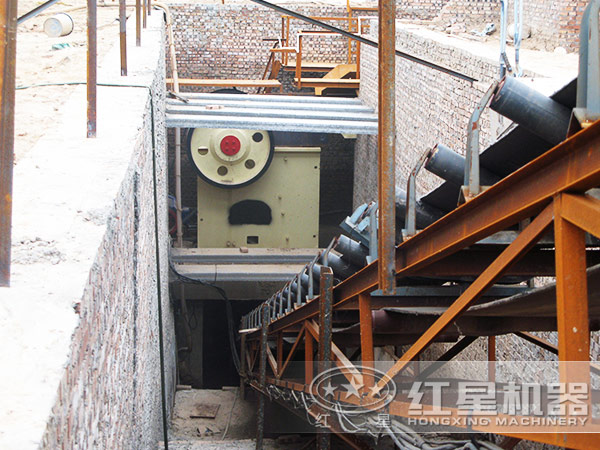 顎式破碎機現(xiàn)場實拍